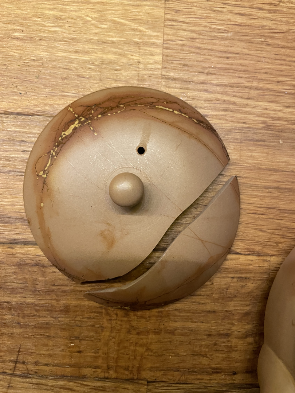 The tea pot cover broken in two pieces.