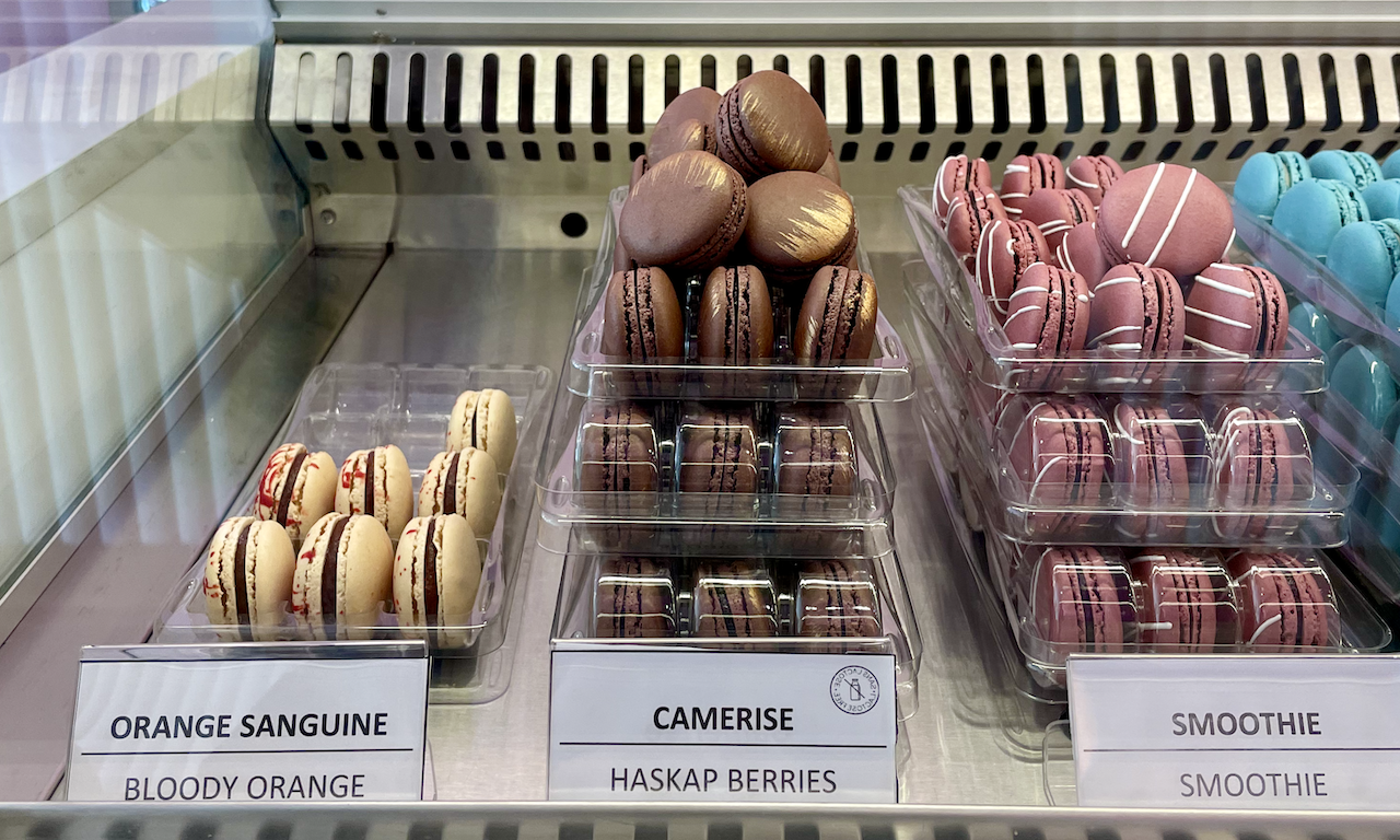 Dans une boulangerie près de chez moi, on prépare des macarons de toutes les couleurs.