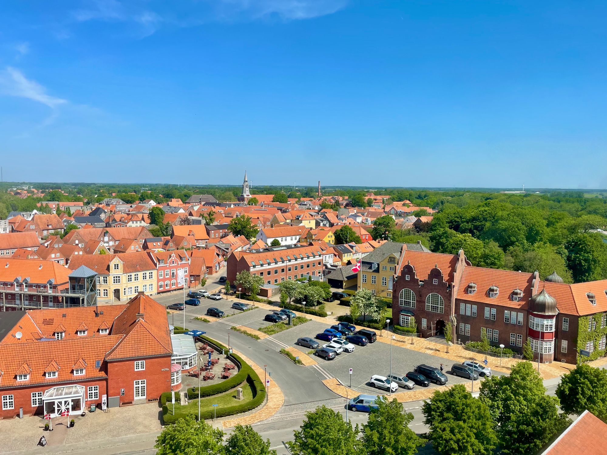Elevated view of the town from its southernmost side, the red and orange bricks are the dominant colours.