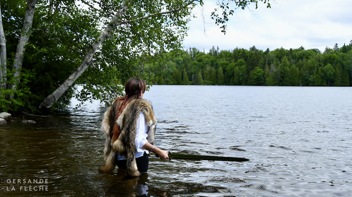 Quelques photos avec mon épée, les pieds dans l'eau